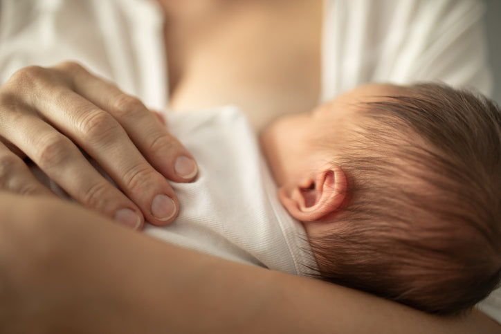 Avant la première tétée : les secrets physiologiques du démarrage de l’allaitement